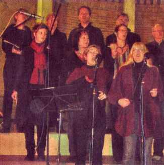 Der Gospelchor &bdquo;Voice&ldquo; war aus Herdecke f�r das Benefizkonzert angereist. Foto: Lucas (links)